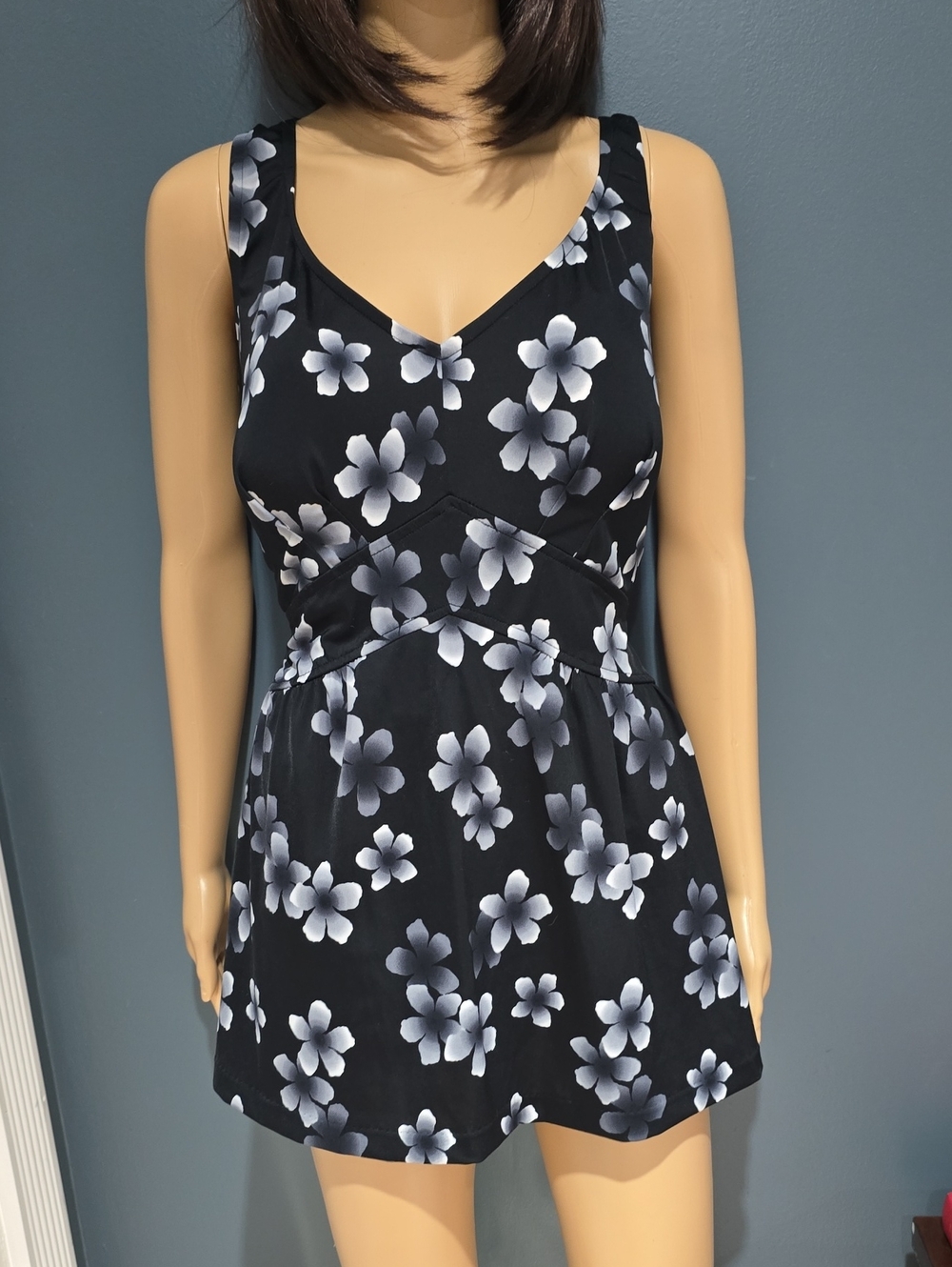 Maxine of Hollywood Black & White Floral V-Neck Swimdress Sz 22W